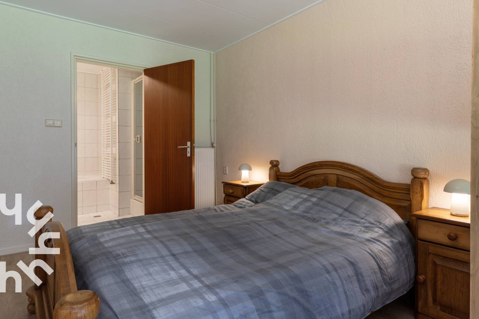 Grote slaapkamer met badkamer - Huisje huren omgeving Giethoorn