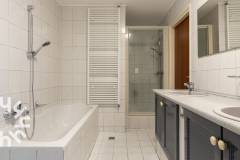 Badkamer met douche, dubbele wastafel en ligbad - Huisje huren Steenwijk Badkamer met douche, dubbele wastafel en ligbad - Huisje huren Steenwijk